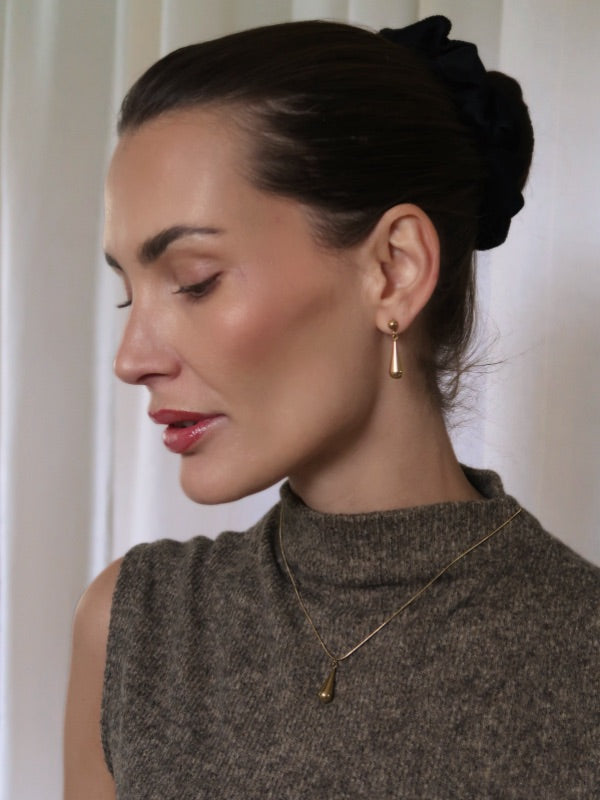 Lacey 18k forgyldt dråbehalskæde

Den helt klassiske dråbehalskæde i vores populære Lacey-serie

Elegant forgyldt halskæde med dråbeformet vedhæng. dråbeformede øreringe i guldbelagt rustfrit stål.

Den minimalistiske dråbehalskæde passer til alle lejligheder og matcher flot med andre guldsmykker.

Stack halskæden med en snake chain eller en lip chain for et mere sammensat look, eller style med øreringene i samme serie.&nbsp;

Lacey-halskæden er vandfast og fremstillet i PVD-forgyldt rustfrit stål.