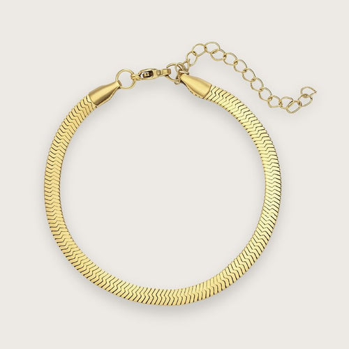 Klassisk flat snake chain-armbånd i 18k forgyldt stål

Klassisk og tidløst design
Vandfast og slidstærkt
Smuk til mix 'n match med andre armbånd

Det forgyldte snake chain-armbånd bidrager med et eksklusivt udtryk uden at stjæle for meget fokus og er det perfekte match med andre guldarmbånd.

Zoé er et helt klassisk guldbelagt armbånd, som alle bør have i deres smykkeskrin. Armbåndets klassiske design fungerer til både hverdag, fest