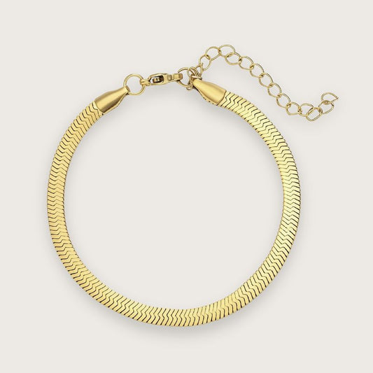 Klassisk flat snake chain-armbånd i 18k forgyldt stål

Klassisk og tidløst design
Vandfast og slidstærkt
Smuk til mix 'n match med andre armbånd

Det forgyldte snake chain-armbånd bidrager med et eksklusivt udtryk uden at stjæle for meget fokus og er det perfekte match med andre guldarmbånd.

Zoé er et helt klassisk guldbelagt armbånd, som alle bør have i deres smykkeskrin. Armbåndets klassiske design fungerer til både hverdag, fest