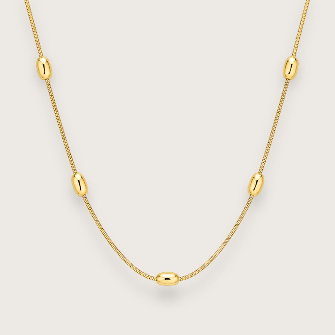 Forgyldt halskæde i rustfrit stål

Eleanor er den kæde, der samler dit look og løfter dine smykker til et mere eksklusivt niveau. Den fine guldkæde med små detaljer giver dybde og glød, så dine statement rings og øreringe fremstår endnu stærkere.


Denne halskæde er skabt til layering og gør det nemt at opbygge et mere luksuriøst, gennemtænkt udtryk med flere kæder i spil. Brug den som base tæt på halsen eller mix den med længere kæder for et mere fyldigt og moderne stacking-look.