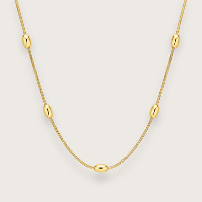 Forgyldt halskæde i rustfrit stål

Eleanor er den kæde, der samler dit look og løfter dine smykker til et mere eksklusivt niveau. Den fine guldkæde med små detaljer giver dybde og glød, så dine statement rings og øreringe fremstår endnu stærkere.


Denne halskæde er skabt til layering og gør det nemt at opbygge et mere luksuriøst, gennemtænkt udtryk med flere kæder i spil. Brug den som base tæt på halsen eller mix den med længere kæder for et mere fyldigt og moderne stacking-look.