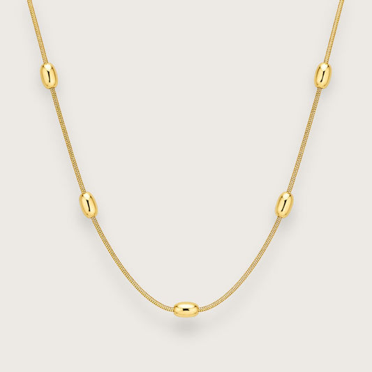 Forgyldt halskæde i rustfrit stål

Eleanor er den kæde, der samler dit look og løfter dine smykker til et mere eksklusivt niveau. Den fine guldkæde med små detaljer giver dybde og glød, så dine statement rings og øreringe fremstår endnu stærkere.


Denne halskæde er skabt til layering og gør det nemt at opbygge et mere luksuriøst, gennemtænkt udtryk med flere kæder i spil. Brug den som base tæt på halsen eller mix den med længere kæder for et mere fyldigt og moderne stacking-look.