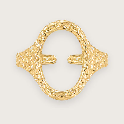 Forgyldt oval ring i rustfrit stål med banket overflade

Elvira-ringen er designet med en markant organisk silhuet og en åben oval front, der giver ringen et mere skulpturelt udtryk end klassiske guldringe. Den hamrede overflade skaber ujævne refleksioner i metallet og giver ringen mere dybde, struktur og karakter fra alle vinkler.

Elvira er en guldring, der tilfører form, struktur og mere kant til selv en enkel styling.

Ringen er fremstillet i rustfrit stål med vandfast PVD-forgyldning

oval ring