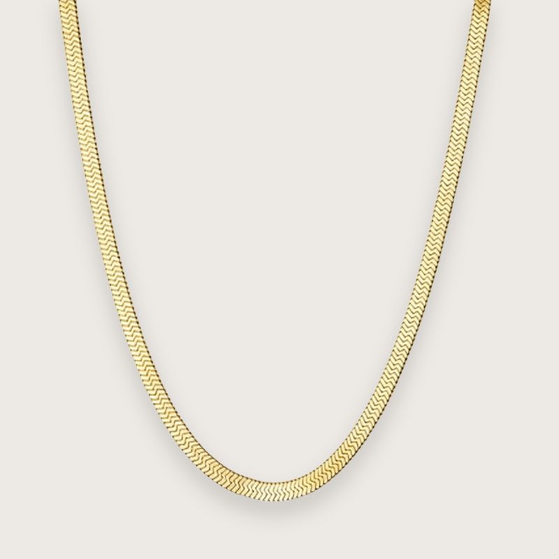 Klassisk flat snake chain-halskæde i 18k PVD-forgyldt stål

Den klassiske 3 mm snake chain er et must i alle smykkesamlinger.

Vores Zoé-halskæde er det perfekte match med andre guldhalskæder, da den bidrager med et eksklusivt udtryk uden at stjæle for meget fokus.

Snake chain-halskæden kan også bæres alene for et enkelt og tidløst look, der fungerer både til hverdag og fest.&nbsp;

Mål: Halskæden er justerbar og måler 40 + 5 cm. Kæden er 3 mm bred.