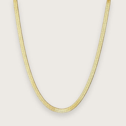 Klassisk flat snake chain-halskæde i 18k PVD-forgyldt stål

Den klassiske 3 mm snake chain er et must i alle smykkesamlinger.

Vores Zoé-halskæde er det perfekte match med andre guldhalskæder, da den bidrager med et eksklusivt udtryk uden at stjæle for meget fokus.

Snake chain-halskæden kan også bæres alene for et enkelt og tidløst look, der fungerer både til hverdag og fest.&nbsp;

Mål: Halskæden er justerbar og måler 40 + 5 cm. Kæden er 3 mm bred.