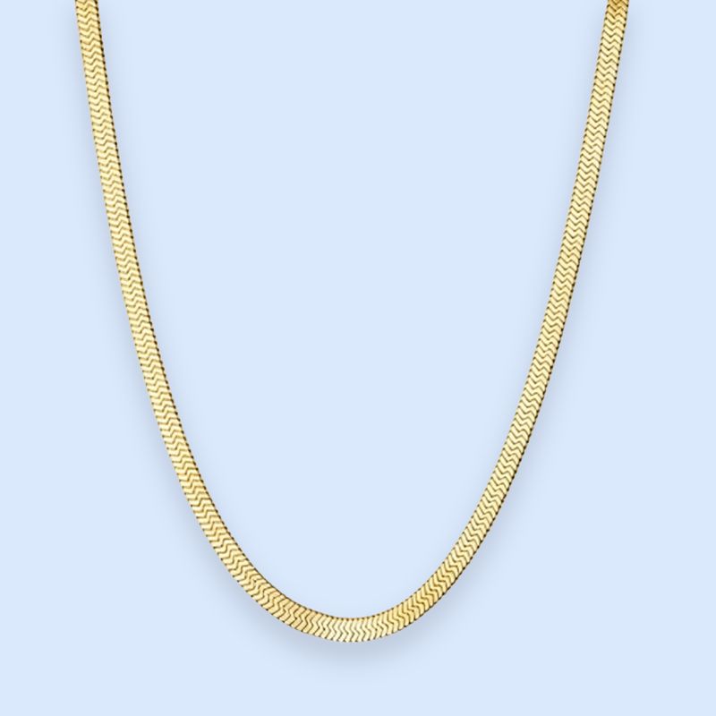 Klassisk flat snake chain-halskæde i 18k PVD-forgyldt stål

Den klassiske 3 mm snake chain er et must i alle smykkesamlinger.

Vores Zoé-halskæde er det perfekte match med andre guldhalskæder, da den bidrager med et eksklusivt udtryk uden at stjæle for meget fokus.

Snake chain-halskæden kan også bæres alene for et enkelt og tidløst look, der fungerer både til hverdag og fest.&nbsp;

Mål: Halskæden er justerbar og måler 40 + 5 cm. Kæden er 3 mm bred.