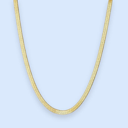 Klassisk flat snake chain-halskæde i 18k PVD-forgyldt stål

Den klassiske 3 mm snake chain er et must i alle smykkesamlinger.

Vores Zoé-halskæde er det perfekte match med andre guldhalskæder, da den bidrager med et eksklusivt udtryk uden at stjæle for meget fokus.

Snake chain-halskæden kan også bæres alene for et enkelt og tidløst look, der fungerer både til hverdag og fest.&nbsp;

Mål: Halskæden er justerbar og måler 40 + 5 cm. Kæden er 3 mm bred.