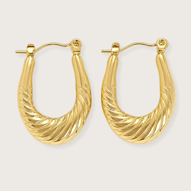 18k forgyldte øreringe med vandfast PVD-belægning

Lolie-øreringene er klassisk design og vintage elegance.

Øreringenes U-formede silhuet er let genkendelig og tidløs, mens den snoede overflade tilføjer struktur og karakter.

De forgyldte øreringe er fremstillet i rustfrit stål med vandfast 18k PVD-forgyldning.

Designet er smukt og klassisk i sig selv, men kan med fordel stackes med andre smukke guldøreringe for et mere personligt udtryk.