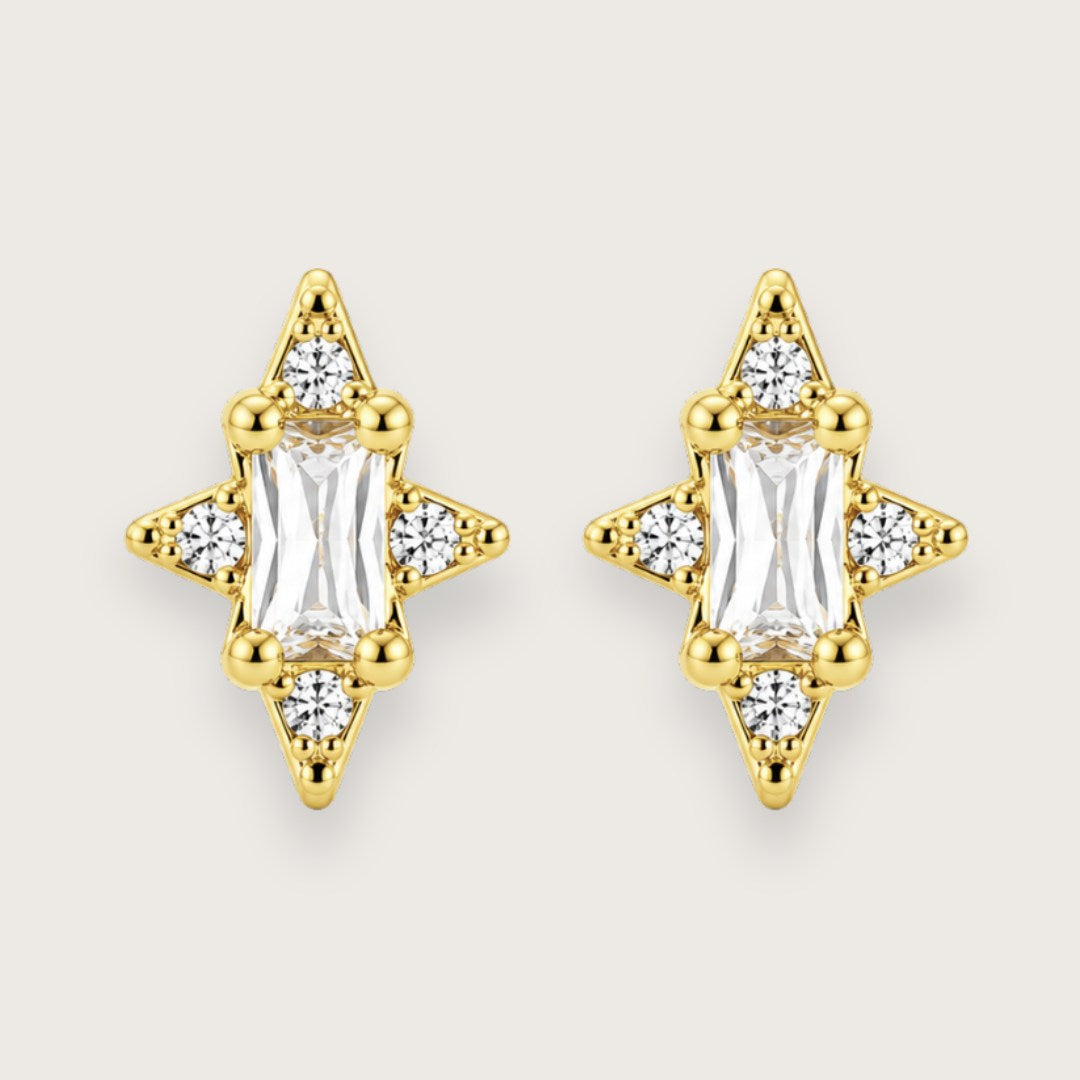 18k forgyldte ørestikkere med zirkoner

Smukke zirkon-ørestikkere med et clean og look, der passer til alt og er nemme at matche med andre smykker. De sidder let i øret og har den der perfekte balance mellem diskret og shiny, så du både kan bruge dem til hverdag, og når det hele lige skal være lidt extra.

De fine Willow øreringe er fremstillet i rustfrit stål med 18k PVD-belægning, så de holder farven pæn og er mere modstandsdygtige over for vand og slid.