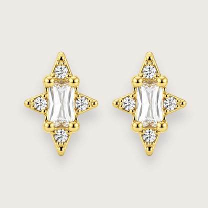 18k forgyldte ørestikkere med zirkoner

Smukke zirkon-ørestikkere med et clean og look, der passer til alt og er nemme at matche med andre smykker. De sidder let i øret og har den der perfekte balance mellem diskret og shiny, så du både kan bruge dem til hverdag, og når det hele lige skal være lidt extra.

De fine Willow øreringe er fremstillet i rustfrit stål med 18k PVD-belægning, så de holder farven pæn og er mere modstandsdygtige over for vand og slid.
