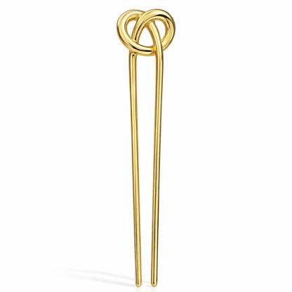 Cady er en elegant fransk hårnål med et skulpturelt og enkelt udtryk, hvor den dekorative knude i toppen giver et diskret, men iøjnefaldende twist. Den glatte, guldfarvede overflade reflekterer lyset smukt og tilfører et eksklusivt præg, uanset om håret er sat op eller bæres mere løst og afslappet.

Hårnålen er fremstillet i guldfarvet metal og måler ca. 12,3 cm i længden og ca. 3 cm i bredden ved toppen, og med en vægt på ca. 27 g føles den solid og behagelig i håret. fransk hårnål guld