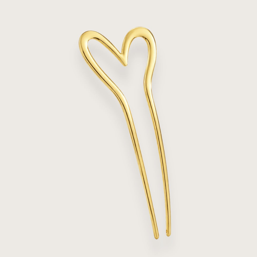 U-formet hårnål i guldfarvet metal (begyndervenligt design)

En french pin er en af de absolut nemmeste måder at sætte håret op på. Det er lige så hurtigt som at lave en hestehale, men udtrykket er meget mere gennemført.

Man samler håret, snor det og sætter nålen igennem. Det tager få sekunder, og resultatet er en frisure, der ser elegant og gennemført ud.

Fransk hårnål, u-formet hårnål, french pin, hårgaffel, fransk hårnål, hårpind.

En klassisk hårnål, der har lige så mange funktioner, som den har navne