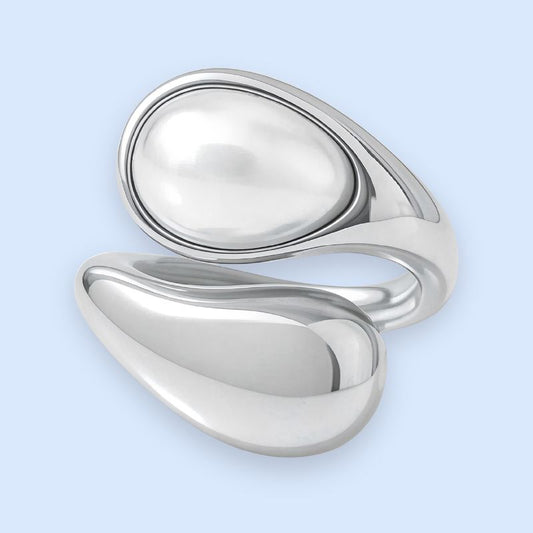 Sølvbelagt statementring med stor perle. Smuk og iøjnefaldene chunky sølvring Slidstærk og vandfast ring til kvinder. Sølvringen med perle er en smuk skulpturel tilføjelse til din smykkesamling.  En smuk ring til dig, der elsker chunky smykker. Perleringen er PVD-belagt og vandfast.  Justerbar. 