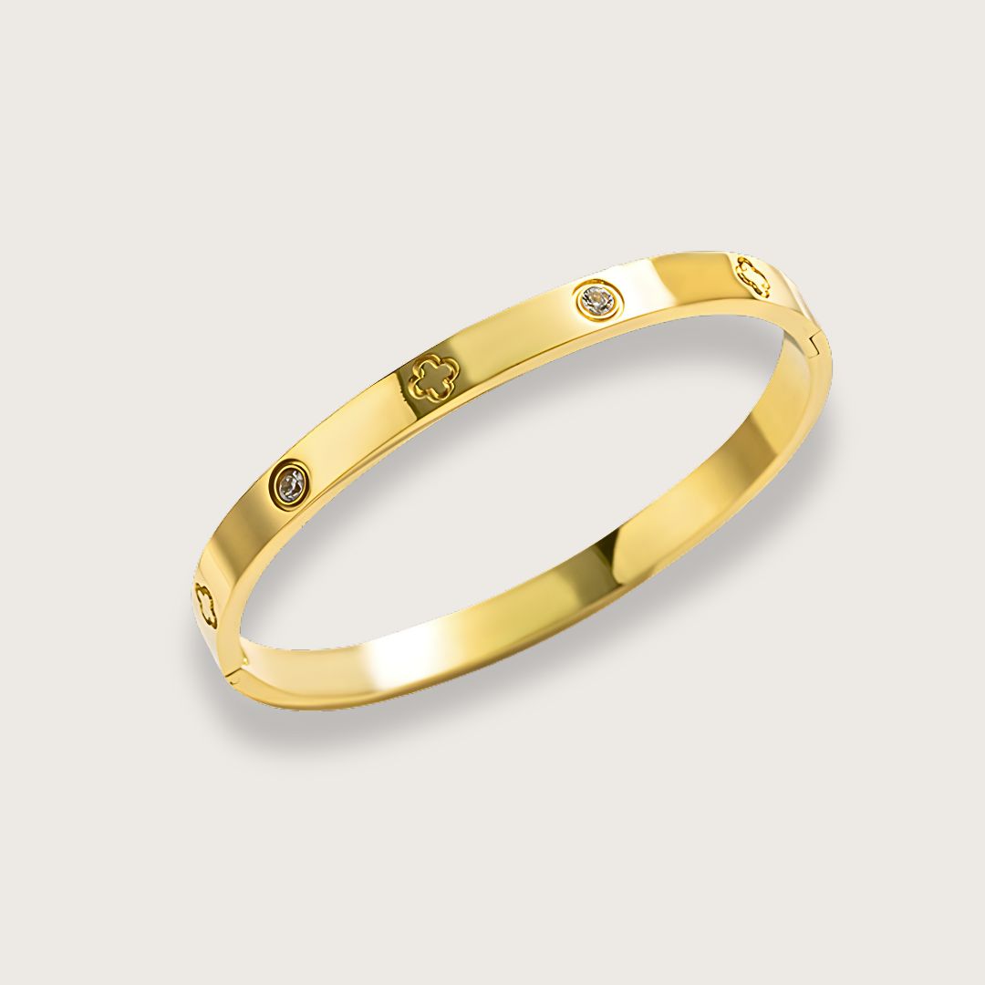 En smuk, forgyldt bangle (eller armring, som de også kaldes), bidrager med et eksklusivt udtryk og er det perfekte match med andre guldarmbånd.

Sabrina er en klassisk guldbelagt armring, der kan styles på mange måder.

Kombiner den smukke firkløverbangle med andre armbånd eller armringe for et sammensat, personligt udtryk, eller style armringen uden på sweateren for et mere trendy look.