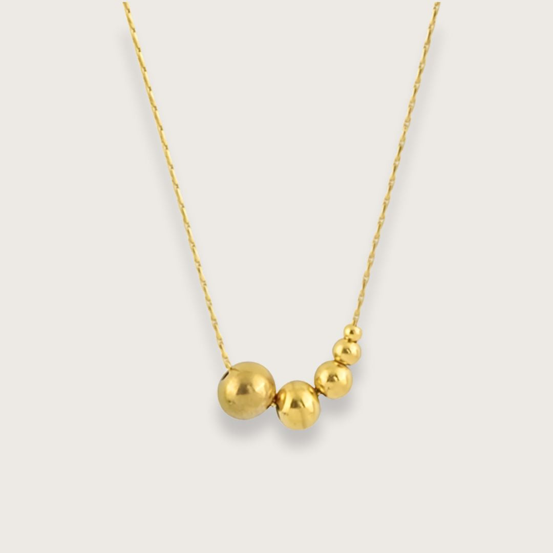 Smuk guldbelagt halskæde i PVD-belagt rustfrit stål. En tidløs halskæde til hverdag og fest. PVD-belægningen gør halskæden vandfast og ridsefast. En sød gaveidé.