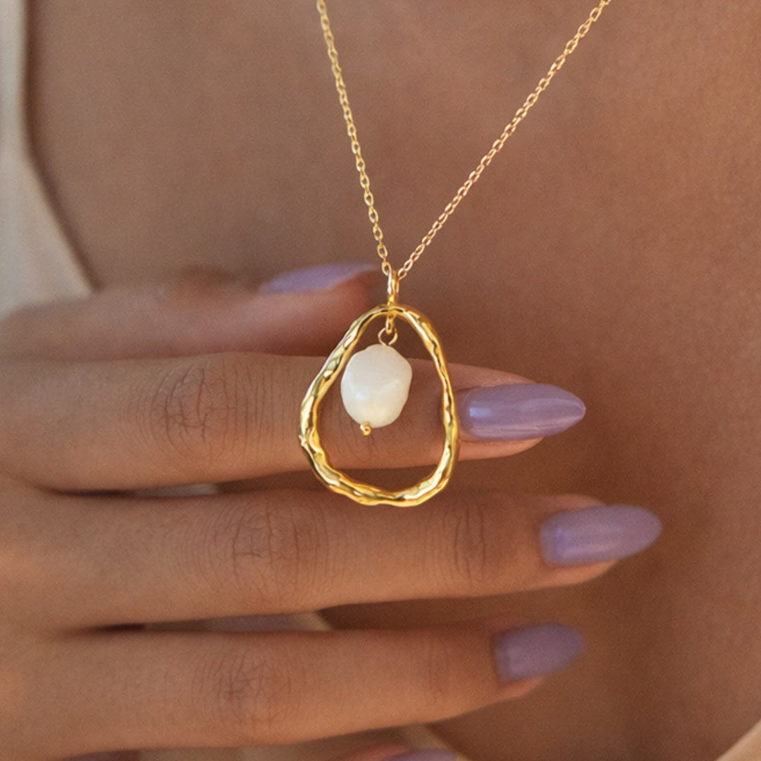 Smuk skulpturel 18k forgyldt halskæde med stor ferskvandsperle.

Sashi-halskæden guldhalskæde det klassiske perlelook med et moderne statement-design, der kan dresse ethvert sommeroutfit op.

Halskæden er justerbar og nem at stacke med andre smukke guldkæder for et trendy, personligt look.

Halskæden er fremstillet i rustfrit stål med 18k PVD-forgyldning.

halskæde med ferskvandsperle
statementsmykke
gavesmykke
særlig halskæde med perlevedhæng