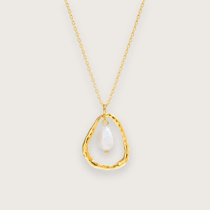 Smuk skulpturel 18k forgyldt halskæde med stor ferskvandsperle.

Sashi-halskæden guldhalskæde det klassiske perlelook med et moderne statement-design, der kan dresse ethvert sommeroutfit op.

Halskæden er justerbar og nem at stacke med andre smukke guldkæder for et trendy, personligt look.

Halskæden er fremstillet i rustfrit stål med 18k PVD-forgyldning.

halskæde med ferskvandsperle
statementsmykke
gavesmykke
særlig halskæde med perlevedhæng