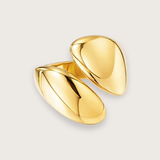 Chunky guldring i 18k forgyldt stål

Den smukke Veda guldring er et moderne statement-smykke med en skulpturel og minimalistisk form. Den brede, bløde front giver ringen et eksklusivt udtryk og et markant, men stadig elegant look.

Ringen er fremstillet i rustfrit stål med 18k PVD-forgyldning, som giver en slidstærk guldoverflade og gør smykket mere modstandsdygtigt over for daglig brug.

rustfrit stål med PVD-belægning. Guldring, chunky ring, statement ring, trendy smykker, guldsmykker