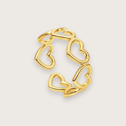 Smuk og enkel hjertering i 18k forgyldt rustfrit stål.

En trendy hjertering i minimalistisk design, der giver lidt kant til det søde hjertemotiv,

Lilous simple udformning gør den både velegnet som hverdagsring og som del af et ring-stacking look med andre smukke guldringe.

Hjerteringen er fremstillet i guldbelagt rustfrit stål med PVD-belægning og er derfor både vandfast, allergivenlig og slidstærk.

Lilou hjerteringen findes også i sølvtonet rustfrit stål.