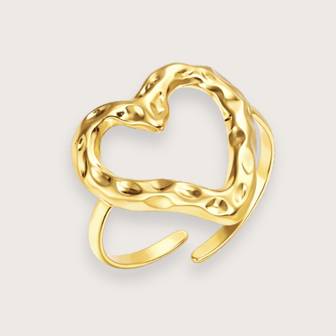 Smuk og skulpturel hjerteformet ring i 18k forgyldt rustfrit stål.

Der findes næppe et mere klassisk motiv end det lille hjerte, og denne guldbelagte hjertering finder en plads i de flestes hjerter.

Giv hjerteringen til dig selv eller en, du holder af – for hvem kan blive andet end glad af at se et smukt lille guldglimt af kærlighed og blive mindet om den kærlige tanke, der ligger bag?&nbsp;

Eve-ringen er smuk i sig selv, men kan også med fordel stackes med andre guldringe.