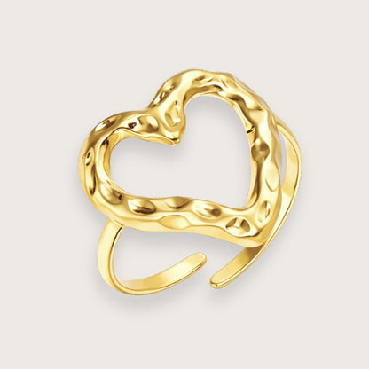 Smuk og skulpturel hjerteformet ring i 18k forgyldt rustfrit stål.

Der findes næppe et mere klassisk motiv end det lille hjerte, og denne guldbelagte hjertering finder en plads i de flestes hjerter.

Giv hjerteringen til dig selv eller en, du holder af – for hvem kan blive andet end glad af at se et smukt lille guldglimt af kærlighed og blive mindet om den kærlige tanke, der ligger bag?&nbsp;

Eve-ringen er smuk i sig selv, men kan også med fordel stackes med andre guldringe.