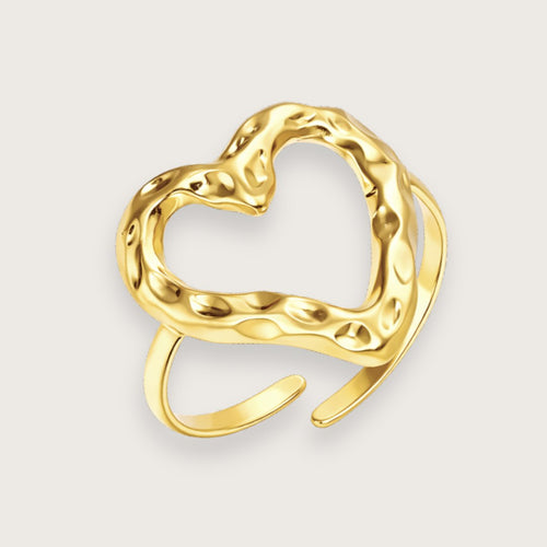 Smuk og skulpturel hjerteformet ring i 18k forgyldt rustfrit stål.

Der findes næppe et mere klassisk motiv end det lille hjerte, og denne guldbelagte hjertering finder en plads i de flestes hjerter.

Giv hjerteringen til dig selv eller en, du holder af – for hvem kan blive andet end glad af at se et smukt lille guldglimt af kærlighed og blive mindet om den kærlige tanke, der ligger bag?&nbsp;

Eve-ringen er smuk i sig selv, men kan også med fordel stackes med andre guldringe.