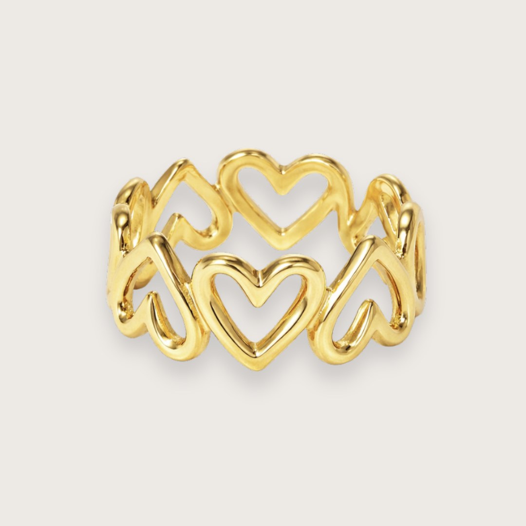 Smuk hjertering i 18k forgyldt rustfrit stål.

Klassisk hjertering med tidløst design og vandfast guldbelægning, der gør den velegnet som hverdagsring.

En smuk ring med hjerter, der både kan bruges alene og stackes med andre elegante guldringe.

Thya er vandfast og slidstærk.

Ringen er justerbar fra størrelse 52-56. Det justerbare design gør ringen nem at stacke, da den uden problemer kan bruges på forskellige fingre og i forskellige kombinationer.

guldring, guld ring, forgyldt ring, guldbelagt ring