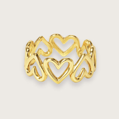 Smuk hjertering i 18k forgyldt rustfrit stål.

Klassisk hjertering med tidløst design og vandfast guldbelægning, der gør den velegnet som hverdagsring.

En smuk ring med hjerter, der både kan bruges alene og stackes med andre elegante guldringe.

Thya er vandfast og slidstærk.

Ringen er justerbar fra størrelse 52-56. Det justerbare design gør ringen nem at stacke, da den uden problemer kan bruges på forskellige fingre og i forskellige kombinationer.

guldring, guld ring, forgyldt ring, guldbelagt ring