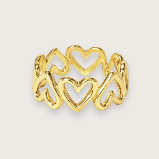 Smuk hjertering i 18k forgyldt rustfrit stål.

Klassisk hjertering med tidløst design og vandfast guldbelægning, der gør den velegnet som hverdagsring.

En smuk ring med hjerter, der både kan bruges alene og stackes med andre elegante guldringe.

Thya er vandfast og slidstærk.

Ringen er justerbar fra størrelse 52-56. Det justerbare design gør ringen nem at stacke, da den uden problemer kan bruges på forskellige fingre og i forskellige kombinationer.

guldring, guld ring, forgyldt ring, guldbelagt ring