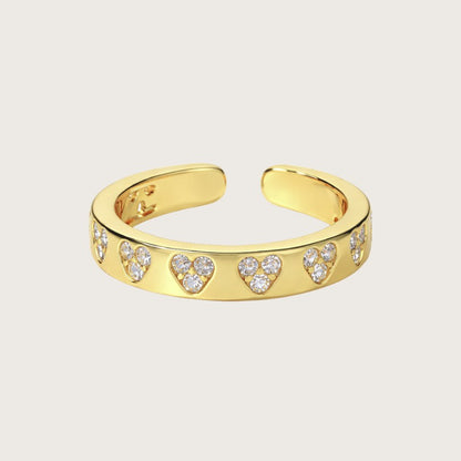 18k forgyldt ring med små zirkonhjerter

Den forgyldte hjertering har et let og elegant udtryk med små klare zirkoner, der former en række diskrete hjerter.

Designet giver et fint spil i lyset og gør ringen velegnet både til hverdag og som en fin detalje til fest eller på særlige mærkedage.

Ringen er åben og fungerer som en justerbar ring, der nemt kan tilpasses forskellige fingerstørrelser. Zirkonringen kan bæres på flere fingre og er derfor nem at stacke med andre flotte guldringe.