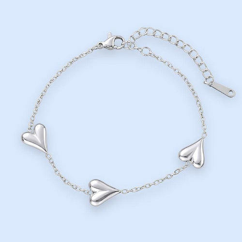 Sølvbelagt hjertearmbånd med snake hearts

Vores populære Inès-armbånd fåes nu også i en smuk, sølvbelagt udgave.

Inès hjertearmbåndet er et klassisk smykke med moderne kant til de dage, hvor du lige vil udstråle dét ekstra.&nbsp;

Det tynde armbånd og hjerternes tyngde skaber en elegant kontrast, der kan løfte ethvert outfit.

Et elegant hjertearmbånd med vandfast sølvbelægning.