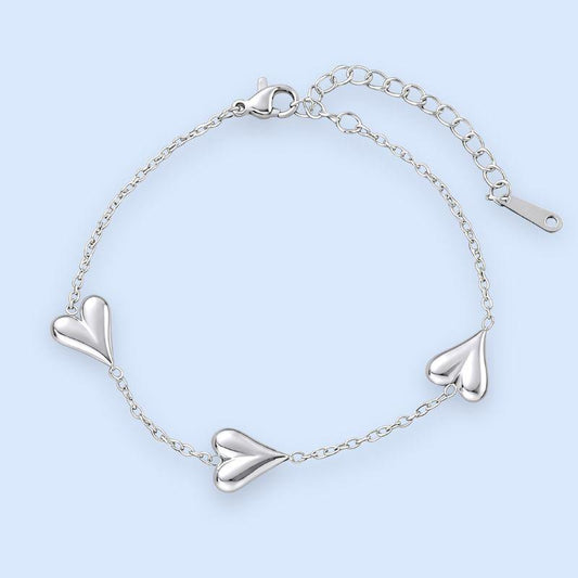 Sølvbelagt hjertearmbånd med snake hearts

Vores populære Inès-armbånd fåes nu også i en smuk, sølvbelagt udgave.

Inès hjertearmbåndet er et klassisk smykke med moderne kant til de dage, hvor du lige vil udstråle dét ekstra.&nbsp;

Det tynde armbånd og hjerternes tyngde skaber en elegant kontrast, der kan løfte ethvert outfit.

Et elegant hjertearmbånd med vandfast sølvbelægning.