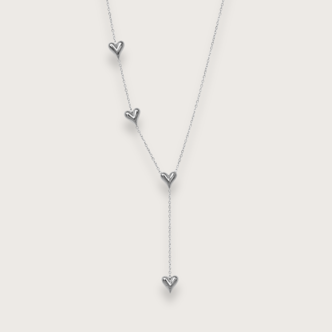 Smuk hjertehalskæde i populært Y-design.

Inès hjertehalskæden er et klassisk smykke med moderne kant til de dage, hvor du lige vil udstråle dét ekstra.&nbsp;

Den tynde halskæde og hjerternes tyngde skaber en elegant kontrast, der kan løfte ethvert outfit.

Bemærk: Denne halskæde er fremstillet i rustfrit stål og har en mørkere farve end traditionelle sølvhalskæder.

Inés-halskæden findes også i en guldbelagt version.