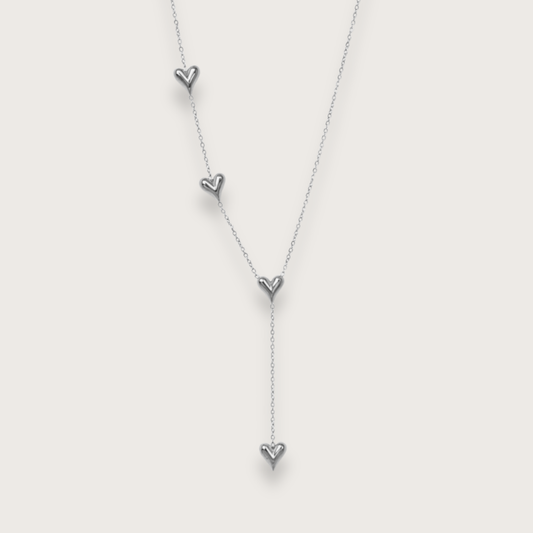 Smuk hjertehalskæde i populært Y-design.

Inès hjertehalskæden er et klassisk smykke med moderne kant til de dage, hvor du lige vil udstråle dét ekstra.&nbsp;

Den tynde halskæde og hjerternes tyngde skaber en elegant kontrast, der kan løfte ethvert outfit.

Bemærk: Denne halskæde er fremstillet i rustfrit stål og har en mørkere farve end traditionelle sølvhalskæder.

Inés-halskæden findes også i en guldbelagt version.