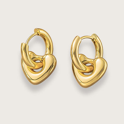 Små guldbelagte hoop-øreringe med hjertevedhæng.

De fine hjertehoops er et trendy og chunky take på klassiske hjerteøreringe.

Annabel-hjerteøreringene kan dresse ethvert outfit op og fungerer til både hverdag, fest og alt derimellem. Formen er feminin, klassisk og trendy på samme tid.