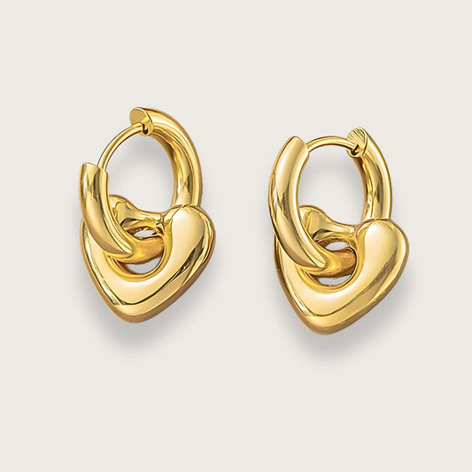 Små guldbelagte hoop-øreringe med hjertevedhæng.

De fine hjertehoops er et trendy og chunky take på klassiske hjerteøreringe.

Annabel-hjerteøreringene kan dresse ethvert outfit op og fungerer til både hverdag, fest og alt derimellem. Formen er feminin, klassisk og trendy på samme tid.