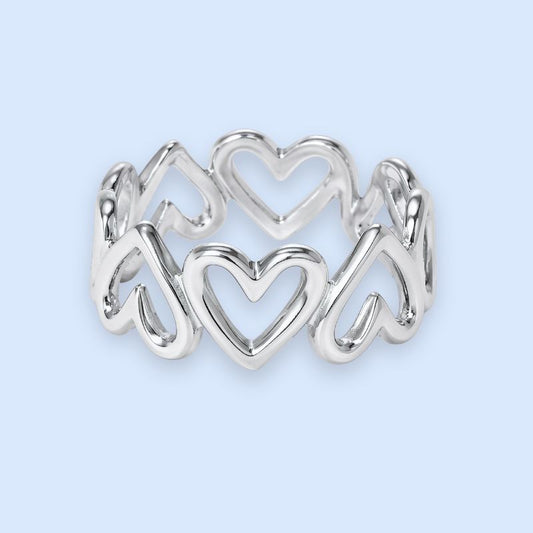 Smuk og enkel hjertering i sølvfarvet rustfrit stål.

Vandfast og slidstærk sølvring til kvinder

Perfekt til hverdagsbrug og ring-stacking med andre sølvringe.
Ring i klassisk og tidløst hjertedesign

Thyas simple udformning gør den både velegnet som hverdagsring og som del af et ring-stacking look, hvor den komplimenterer forskellige statementringe for et eksklusivt, sammensat udtryk.

sølvringe, sølv ring, sølvsmykker, sølvtonet stål, sølvfarvet, vandfast ring