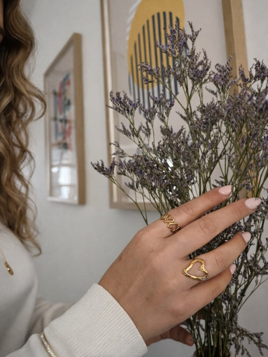 Smuk og skulpturel hjerteformet ring i 18k forgyldt rustfrit stål.

Der findes næppe et mere klassisk motiv end det lille hjerte, og denne guldbelagte hjertering finder en plads i de flestes hjerter.

Giv hjerteringen til dig selv eller en, du holder af – for hvem kan blive andet end glad af at se et smukt lille guldglimt af kærlighed og blive mindet om den kærlige tanke, der ligger bag?&nbsp;

Eve-ringen er smuk i sig selv, men kan også med fordel stackes med andre guldringe.