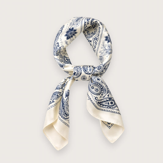 Lila satintørklædet har et klassisk hvidt paisleymønster på en smuk marineblå baggrund.

Farven er let og klar, mens satinen tilfører en diskret glans, som minder om silke og falder smukt, når tørklædet bindes. Et kvadratisk tørklæde med et tidløst udtryk.

Det hvide satintørklæde er særligt velegnet til forår og sommer, hvor lette materialer og klare farver gør en forskel i hverdagen. 

hvidt satintoerklaede med blåt paisleymoenster silketoerklaede i satin i klassisk stil kvadratisk toerklaede til kvinder