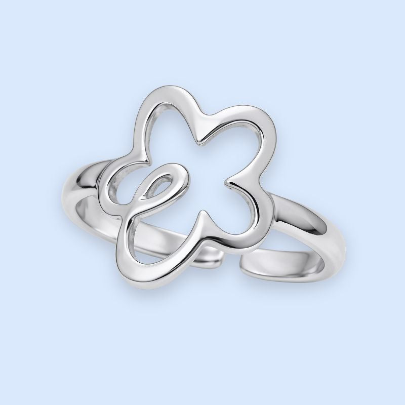 Elegant blomsterring i sølvtonet rustfrit stål.

Juliette er en smuk sølvfarvet ring med en enkel og minimalistisk blomst. Blomsterringen er justerbar og nem at stacke med andre fine sølvringe for et gennemført og personligt udtryk.


En smuk og slidstærk hverdagsring med en geometrisk blomst, der giver lidt kant til det klassiske blomstermotiv.

Vandfaste ringe i rustfrit stål er perfekte til hverdagen, da de kan holde til både vand, parfume, sved og slid uden at miste farven.