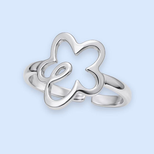 Elegant blomsterring i sølvtonet rustfrit stål.

Juliette er en smuk sølvfarvet ring med en enkel og minimalistisk blomst. Blomsterringen er justerbar og nem at stacke med andre fine sølvringe for et gennemført og personligt udtryk.


En smuk og slidstærk hverdagsring med en geometrisk blomst, der giver lidt kant til det klassiske blomstermotiv.

Vandfaste ringe i rustfrit stål er perfekte til hverdagen, da de kan holde til både vand, parfume, sved og slid uden at miste farven.