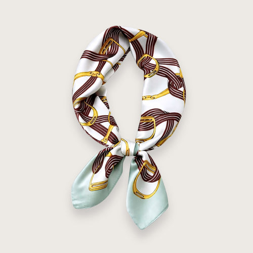 Maggie er et klassisk kvadratisk satintørklæde med et smukt vintage-inspireret design.

Satintørklædets elegante udtryk mønster med mørkerøde remme og gyldne spænder giver tydelige “old money”-vibes, der matcher smukt med smykkerne fra vores nye Legacy Collection.

Tørklædets klassiske udtryk brydes af de støvede mintgrønne hjørner, der står i flot kontrast til de mørkerøde og gyldne toner. 

Satin tørklæde 
Kvadratisk satintørklæde / silketørklæde til kvinder
klassisk design elegant tørklæde