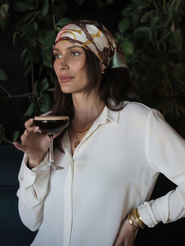 Maggie er et klassisk kvadratisk satintørklæde med et smukt vintage-inspireret design.

Satintørklædets elegante udtryk mønster med mørkerøde remme og gyldne spænder giver tydelige “old money”-vibes, der matcher smukt med smykkerne fra vores nye Legacy Collection.

Tørklædets klassiske udtryk brydes af de støvede mintgrønne hjørner, der står i flot kontrast til de mørkerøde og gyldne toner. 

Satin tørklæde 
Kvadratisk satintørklæde / silketørklæde til kvinder
klassisk design elegant tørklæde