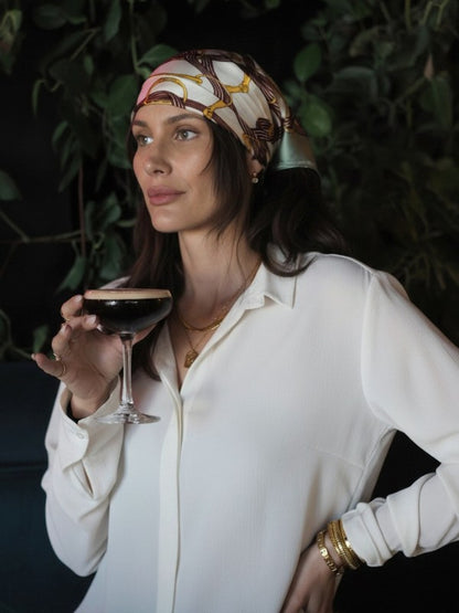 Maggie er et klassisk kvadratisk satintørklæde med et smukt vintage-inspireret design.

Satintørklædets elegante udtryk mønster med mørkerøde remme og gyldne spænder giver tydelige “old money”-vibes, der matcher smukt med smykkerne fra vores nye Legacy Collection.

Tørklædets klassiske udtryk brydes af de støvede mintgrønne hjørner, der står i flot kontrast til de mørkerøde og gyldne toner. 

Satin tørklæde 
Kvadratisk satintørklæde / silketørklæde til kvinder
klassisk design elegant tørklæde