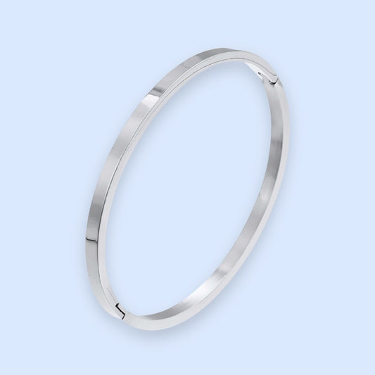 kilkarmbånd i sølv

En smuk, sølvbelagt bangle (eller armring/klikarmbånd, som de også kaldes), bidrager med et eksklusivt udtryk og er det perfekte match med andre sølvarmbånd.

Audrey er en klassisk sølvbelagt armring, der kan styles på mange måder.

Kombiner den smukke bangle med andre armbånd eller armringe for et sammensat, personligt udtryk, eller style armringen uden på sweateren for et mere trendy look.

Audrey armringen er vandfast og kan tåle vand, sved og parfume