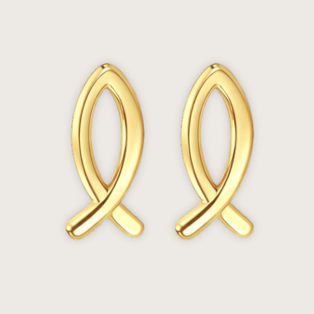 Disse fine fiske-ørestikkere er designet som små, elegante studs med et enkelt og stilrent motiv.

Den lille fisk giver øreringene et diskret symbolsk udtryk, samtidig med at designet forbliver let og minimalistisk. Resultatet er et par små øreringe, der fungerer både til hverdag og til konfirmationer.

Smykker til konfirmation

ørestikkerne er fremstillet i rustfrit stål med 18k PVD-forgyldning. vandfaste øreringe.

 konfirmationsøreringe, konfirmation ørestikkere