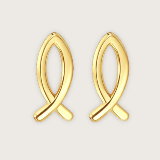 Disse fine fiske-ørestikkere er designet som små, elegante studs med et enkelt og stilrent motiv.

Den lille fisk giver øreringene et diskret symbolsk udtryk, samtidig med at designet forbliver let og minimalistisk. Resultatet er et par små øreringe, der fungerer både til hverdag og til konfirmationer.

Smykker til konfirmation

ørestikkerne er fremstillet i rustfrit stål med 18k PVD-forgyldning. vandfaste øreringe.

 konfirmationsøreringe, konfirmation ørestikkere