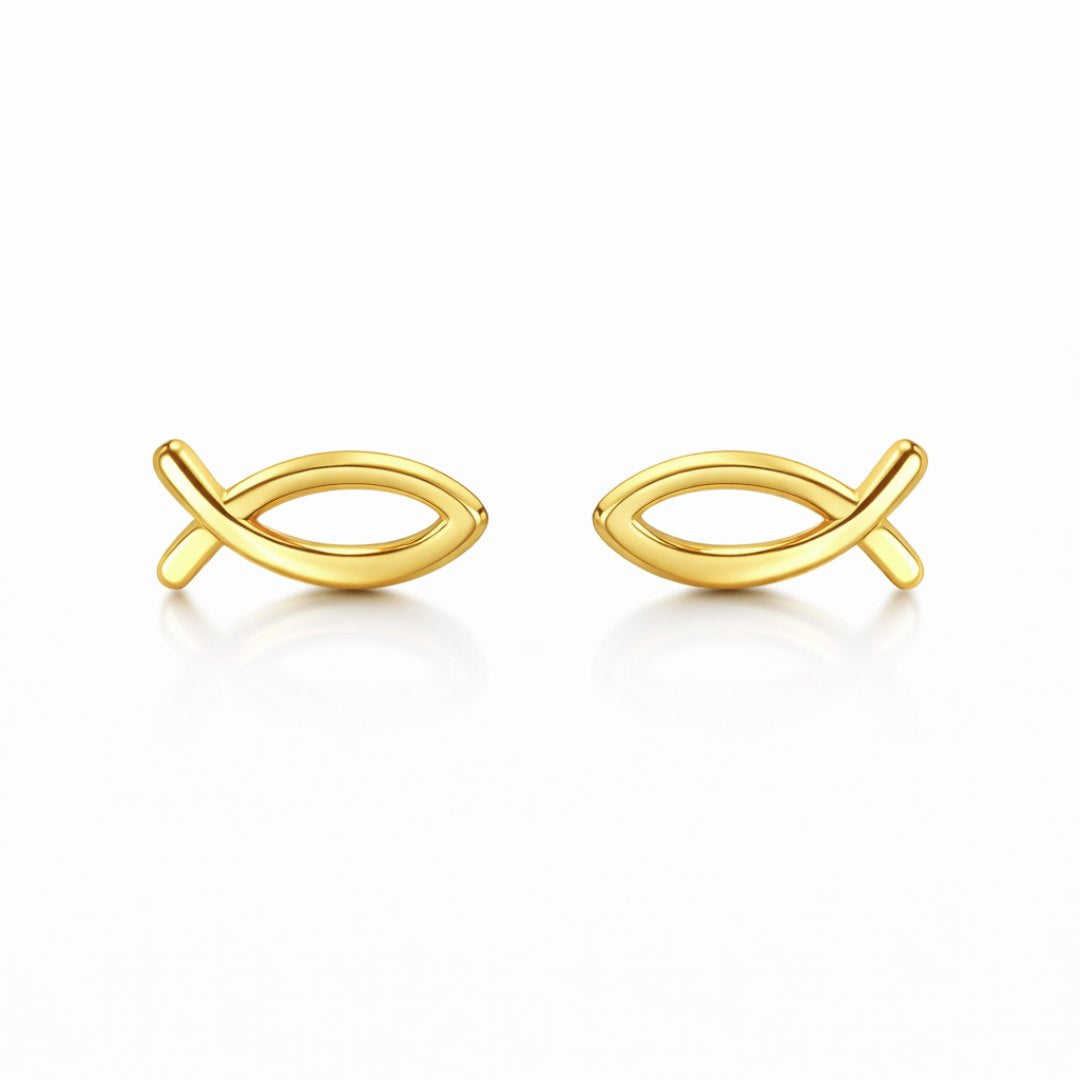 Disse fine fiske-ørestikkere er designet som små, elegante studs med et enkelt og stilrent motiv.

Den lille fisk giver øreringene et diskret symbolsk udtryk, samtidig med at designet forbliver let og minimalistisk. Resultatet er et par små øreringe, der fungerer både til hverdag og til konfirmationer.

Smykker til konfirmation

ørestikkerne er fremstillet i rustfrit stål med 18k PVD-forgyldning. vandfaste øreringe.

 konfirmationsøreringe, konfirmation ørestikkere