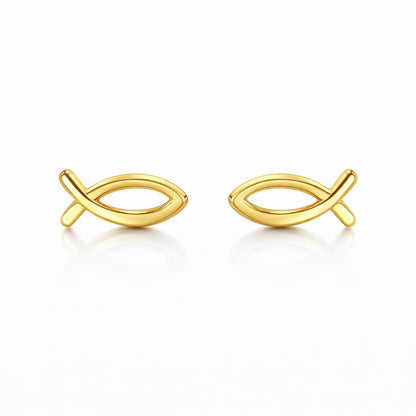 Disse fine fiske-ørestikkere er designet som små, elegante studs med et enkelt og stilrent motiv.

Den lille fisk giver øreringene et diskret symbolsk udtryk, samtidig med at designet forbliver let og minimalistisk. Resultatet er et par små øreringe, der fungerer både til hverdag og til konfirmationer.

Smykker til konfirmation

ørestikkerne er fremstillet i rustfrit stål med 18k PVD-forgyldning. vandfaste øreringe.

 konfirmationsøreringe, konfirmation ørestikkere