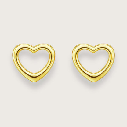 Disse fine hjerteørestikkere er designet som små, elegante studs med et enkelt og stilrent hjertemotiv.

Det lille hjerte giver øreringene et diskret symbolsk udtryk, samtidig med at designet forbliver let og minimalistisk. Resultatet er et par små øreringe, der fungerer både til hverdag og til konfirmationer.

Smykker til konfirmation, studenterfest, bryllup, hverdag.

Ørestikkerne er fremstillet i rustfrit stål med 18k PVD-forgyldning. vandfaste øreringe.

konfirmationsøreringe, konfirmation ørestikkere.